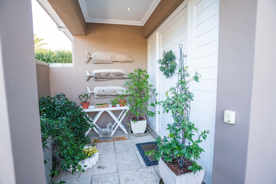 To Let 4 Bedroom Property for Rent in Sunset Links Western Cape